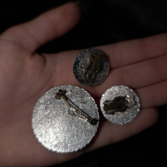 Vintage brooch and clip earrings - Picture 2 of 2